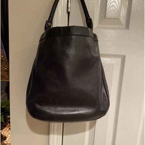👀 FRYE Metal Stud Detail Charcoal Leather Hobo Crossbody Very Hard To Find - Picture 3 of 5